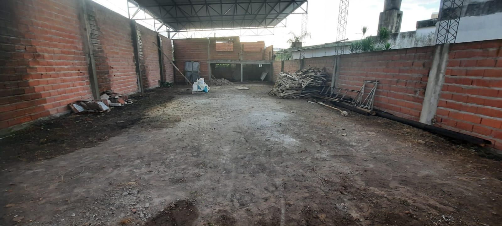 Imagen de la propiedad SALÓN / GALPÓN EN VENTA CON TINGLADO A TERMINAR – ESQUINA ESTRATÉGICA